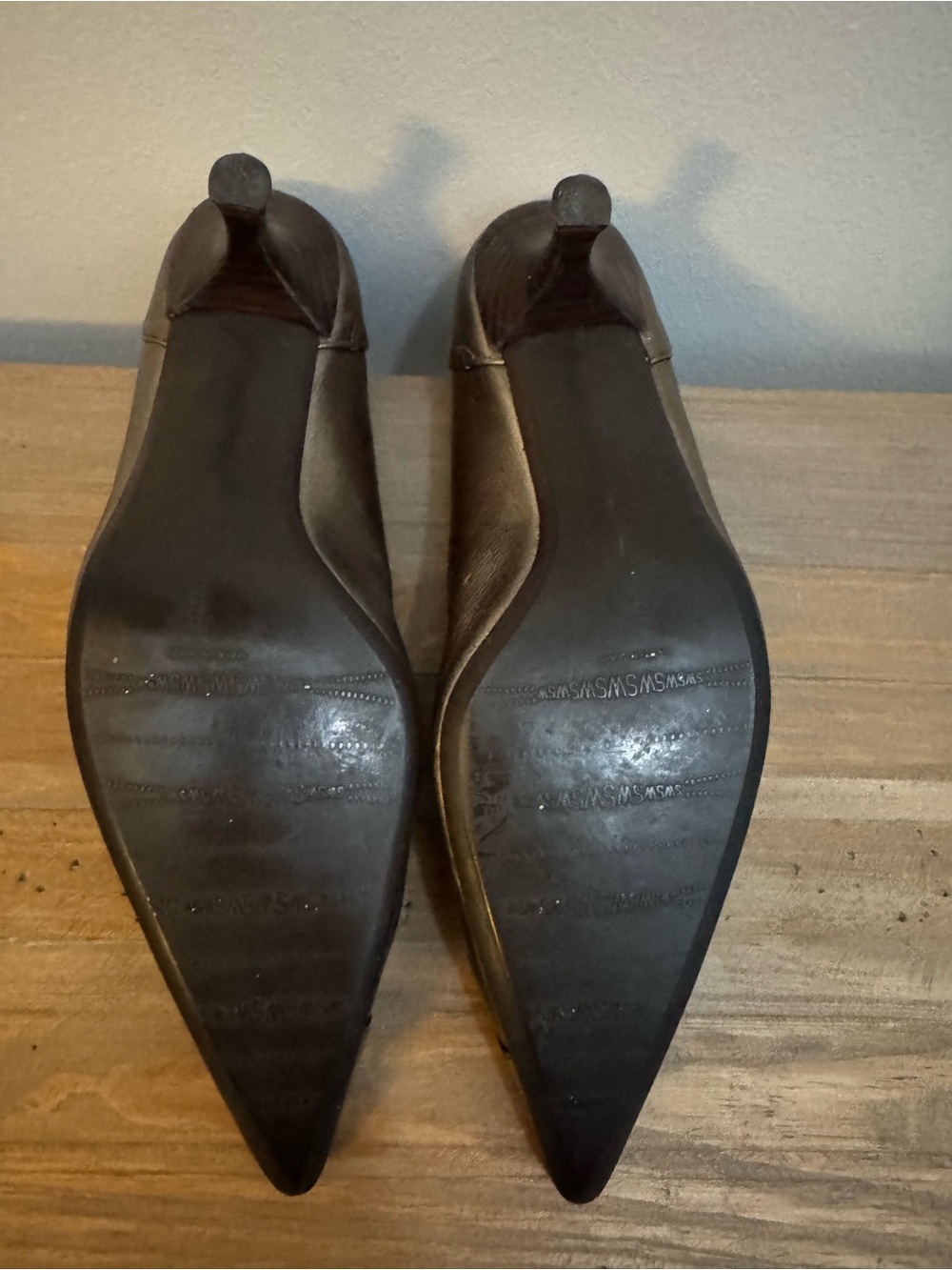 Stuart Weitzman Silver Metallic Kitten Heel Pointed-Toe Pump - Picture 2 of 7